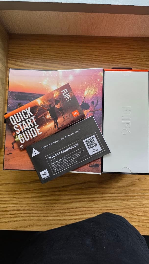 JBL Flip 6スマートスピーカー 本体とUSBケーブル