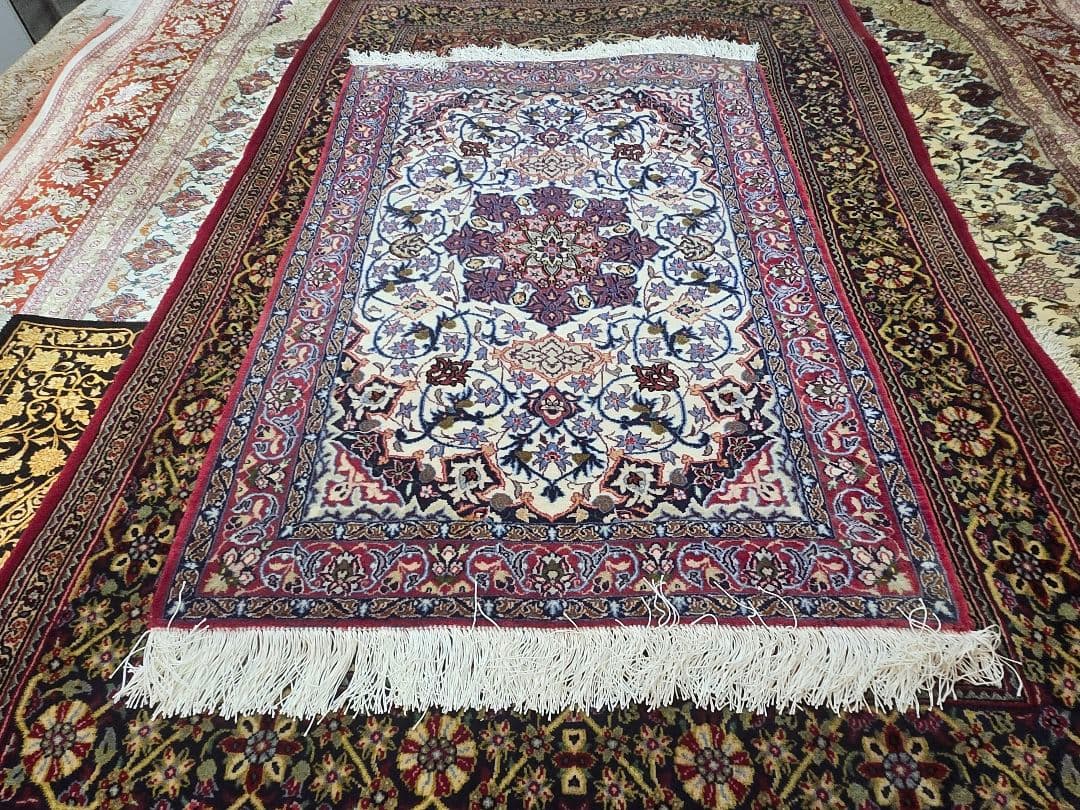 ペルシャ絨毯100%手織りシルクとコルクイスファハン産中型赤青102cm×71