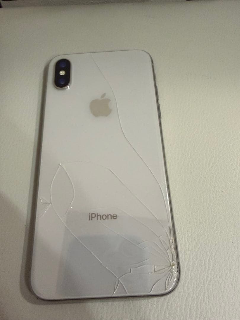 iPhone X 本体 背面ひび割れあり