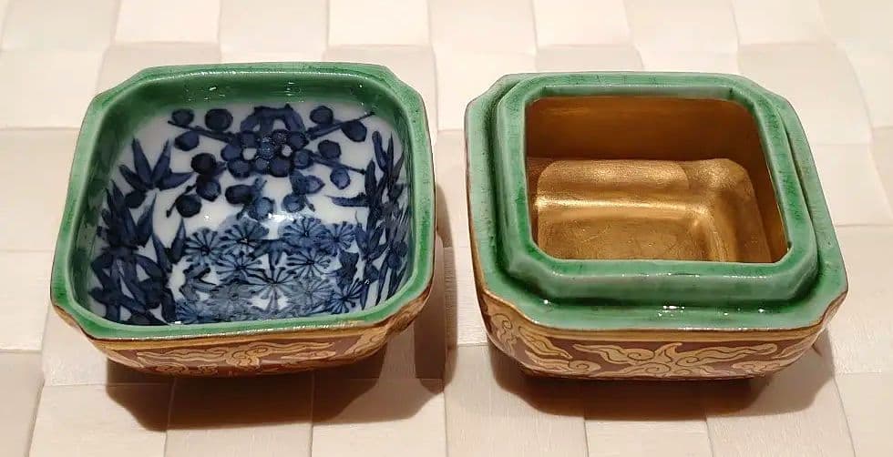 作者不明　赤地龍図金襴香合