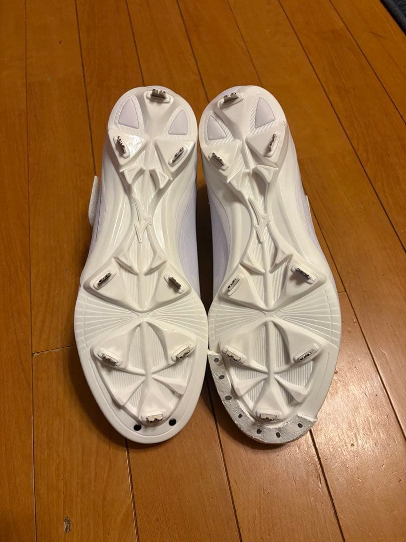 ホワイトスパイクシューズ ベルクロ式