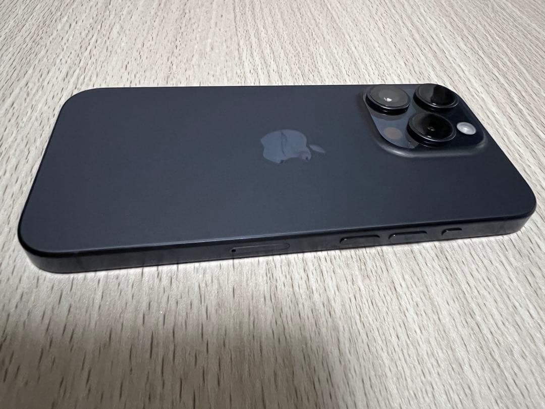 Apple iPhone 15 Pro 256GBブルーチタニウム カナダ版