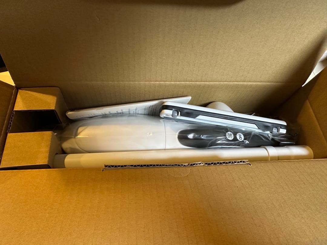 マキタ　CL141FDZW／未使用&新品マキタ純正バッテリー一個、充電器付き