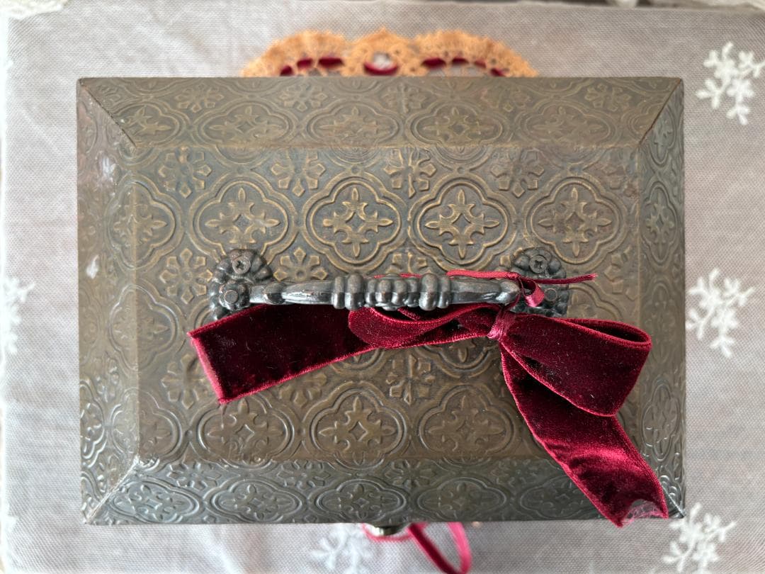 ✨最終出品✨レトロな取っ手付き金板張りボックス　ビスクドール　アンティーク雑貨