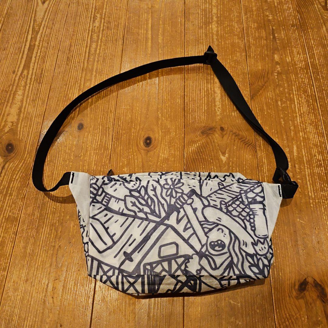 HIGH TAIL DESIGNS ボディバッグ Kyle Confer アート