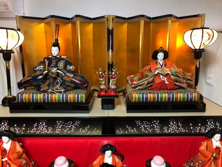 7段飾りの雛人形