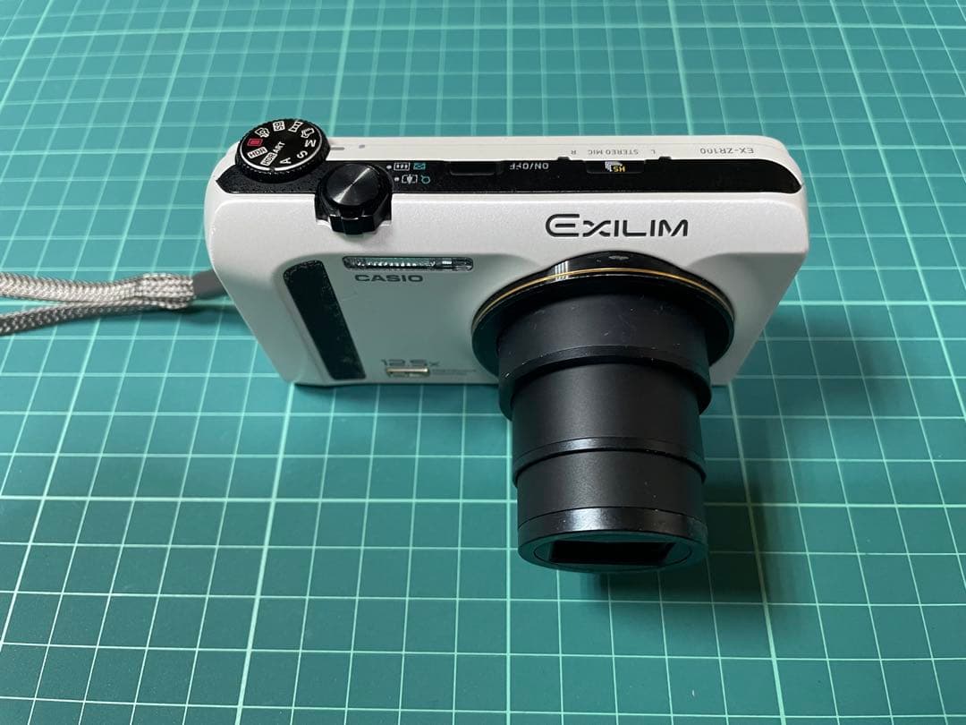 CASIO EXILIM EX-ZR100 ホワイト [電池挿入ふたロック不良]