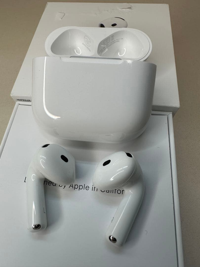 【美品】AirPods 4 ANC搭載モデル MXP93J/A 4W1MQ