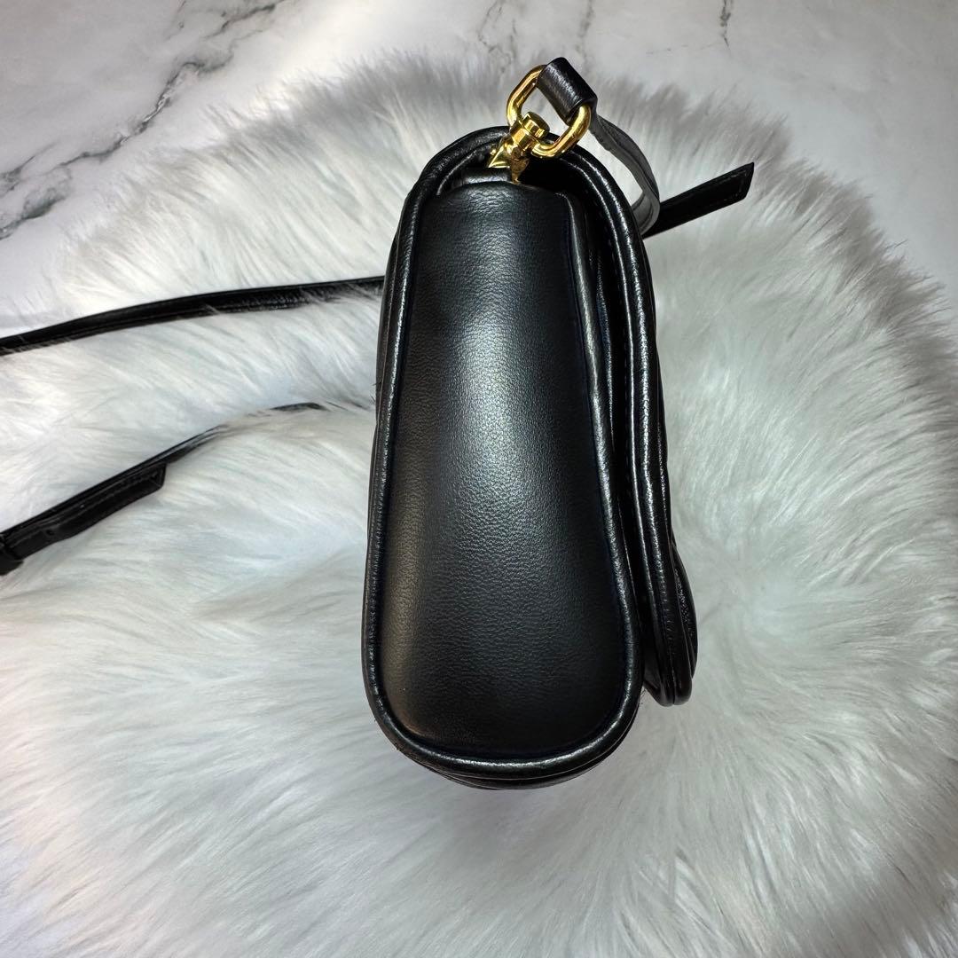 miu miu ミュウミュウ　マテラッセ　レザー　ショルダーバッグ　ブラック　黒