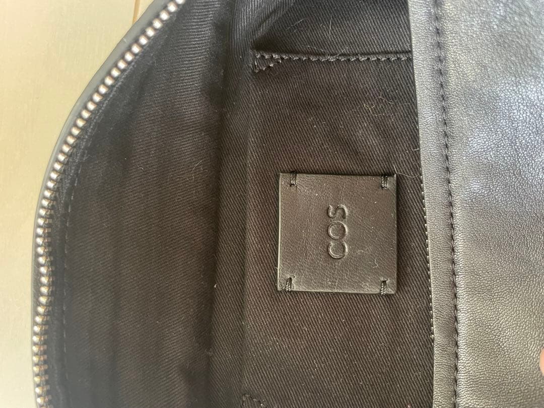 COS レザー プリーツベルトバッグ