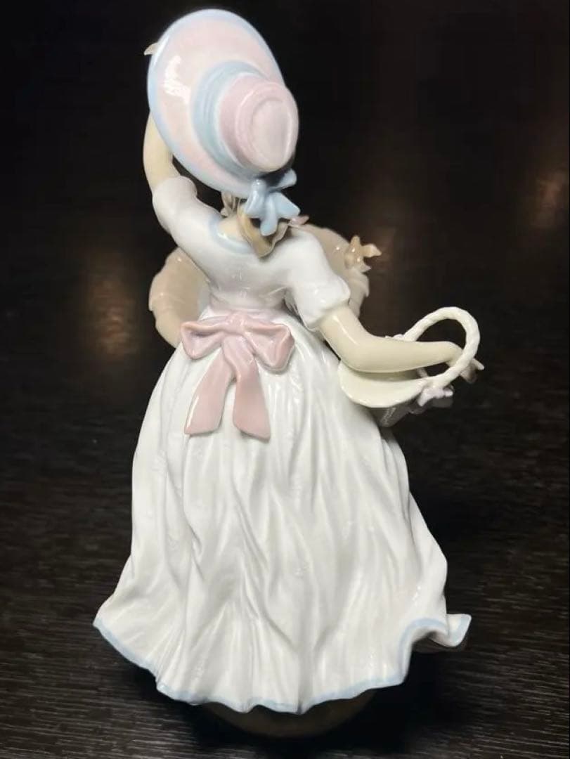 リヤドロ　春を告げる小鳥たち