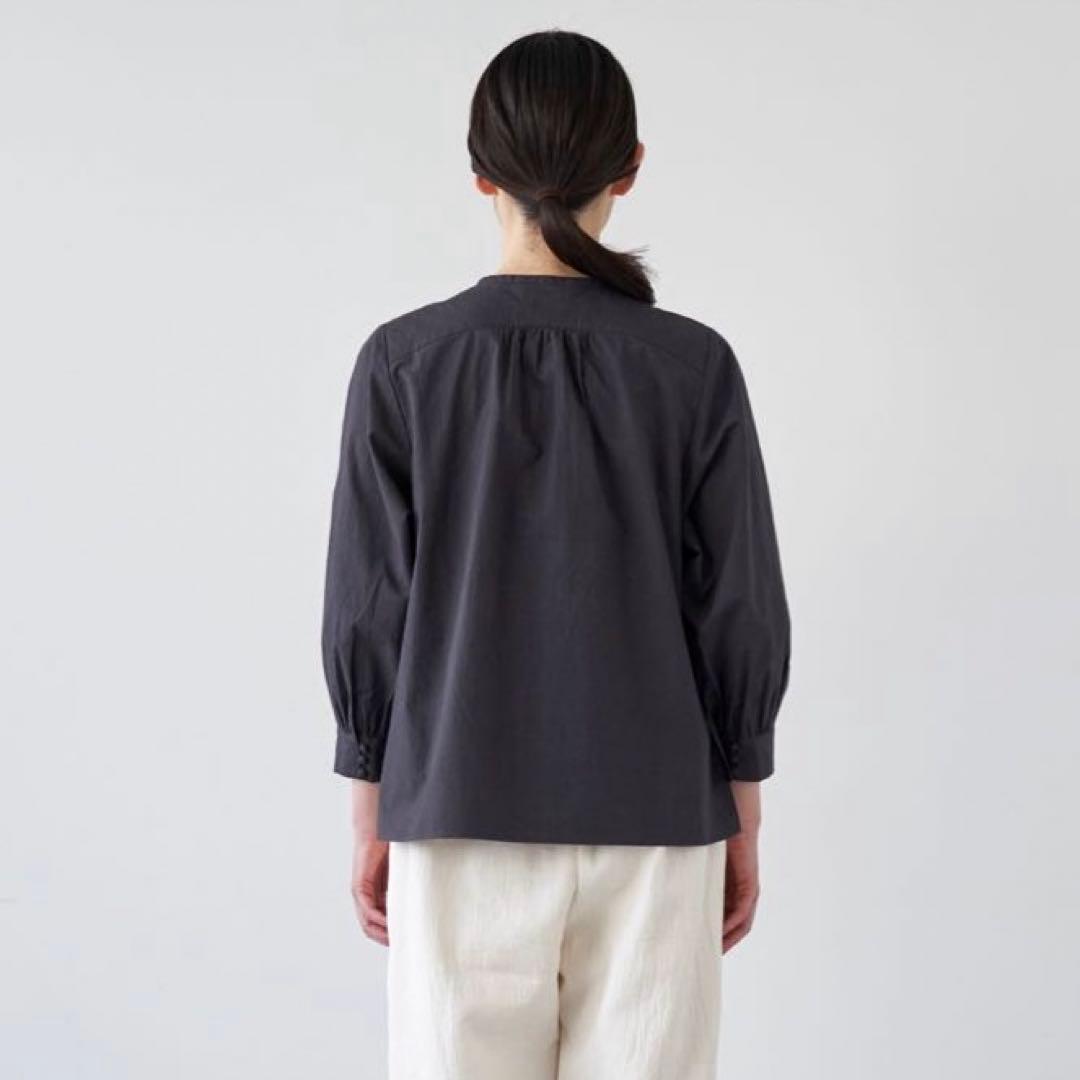 pot and tea 釦たくさんブラウス ノーカラー 濃グレー スミクロ　M