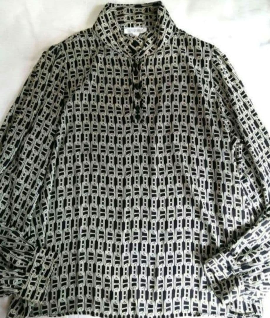 【極美品28600円】ナラカミーチェ♦️女子アナ✨チェーンプリントスタンドカラー