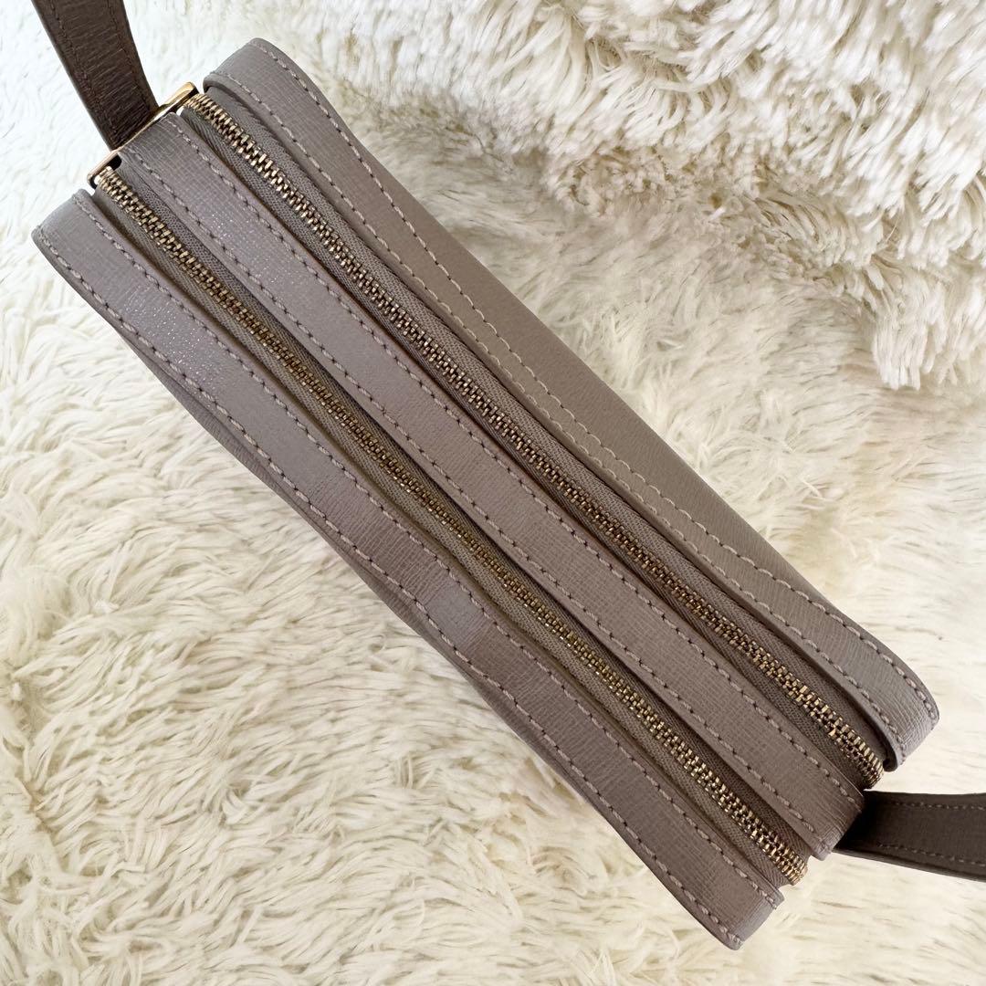 ✨保証書付き✨フルラ リリー カメラバック 斜めがけ レザー グレージュ