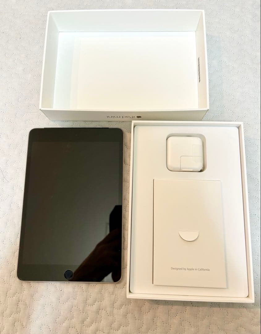 【動作確認済】iPad Mini 4 ３２GB 箱あり　キーボード付き