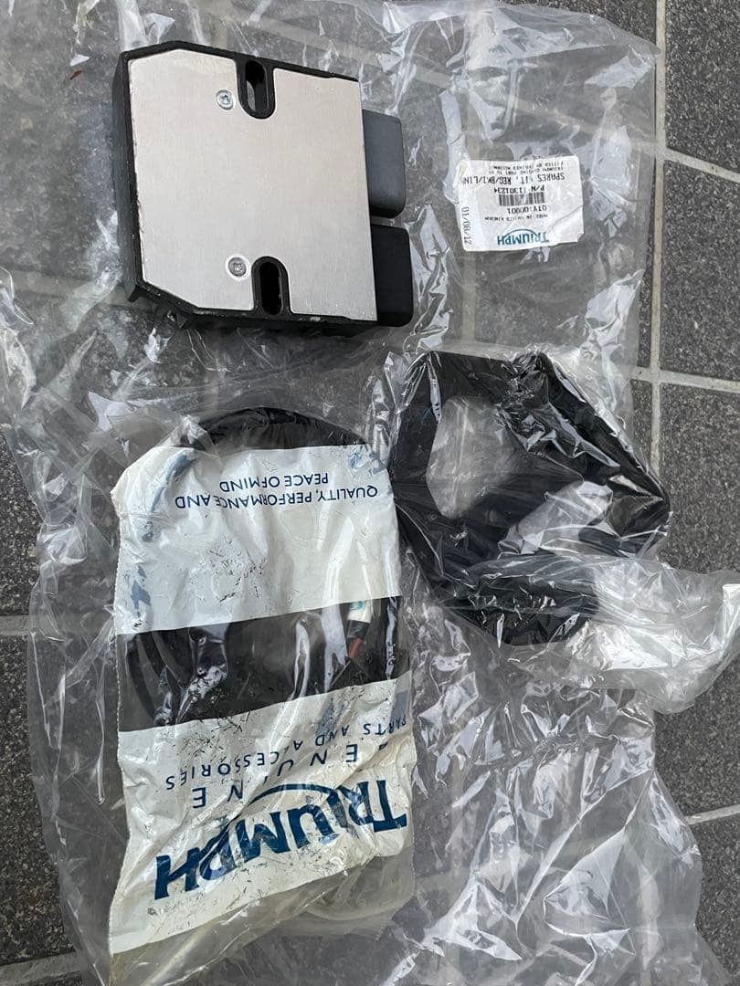 トライアンフ　デイトナ675前期　2006年〜レギュレータ　ステー付き