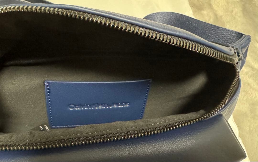 カルバンクライン　ボディバッグ　ユニセックス　ネイビー