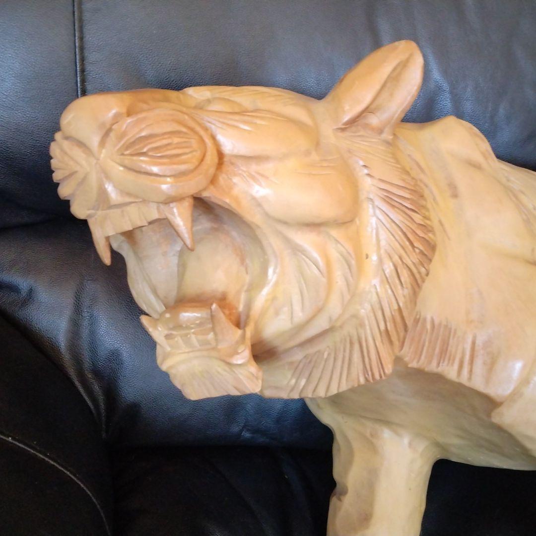 コカ・コーラを咥える虎の一刀彫