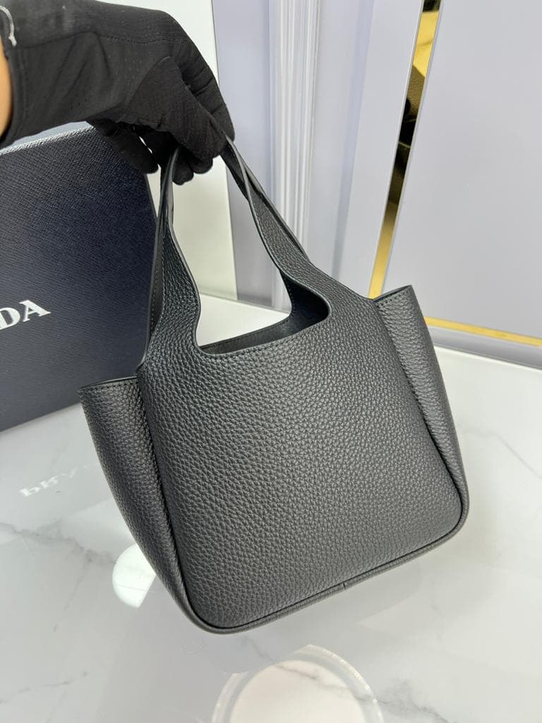 大人気！レザー　ハンドバッグ　ブラック