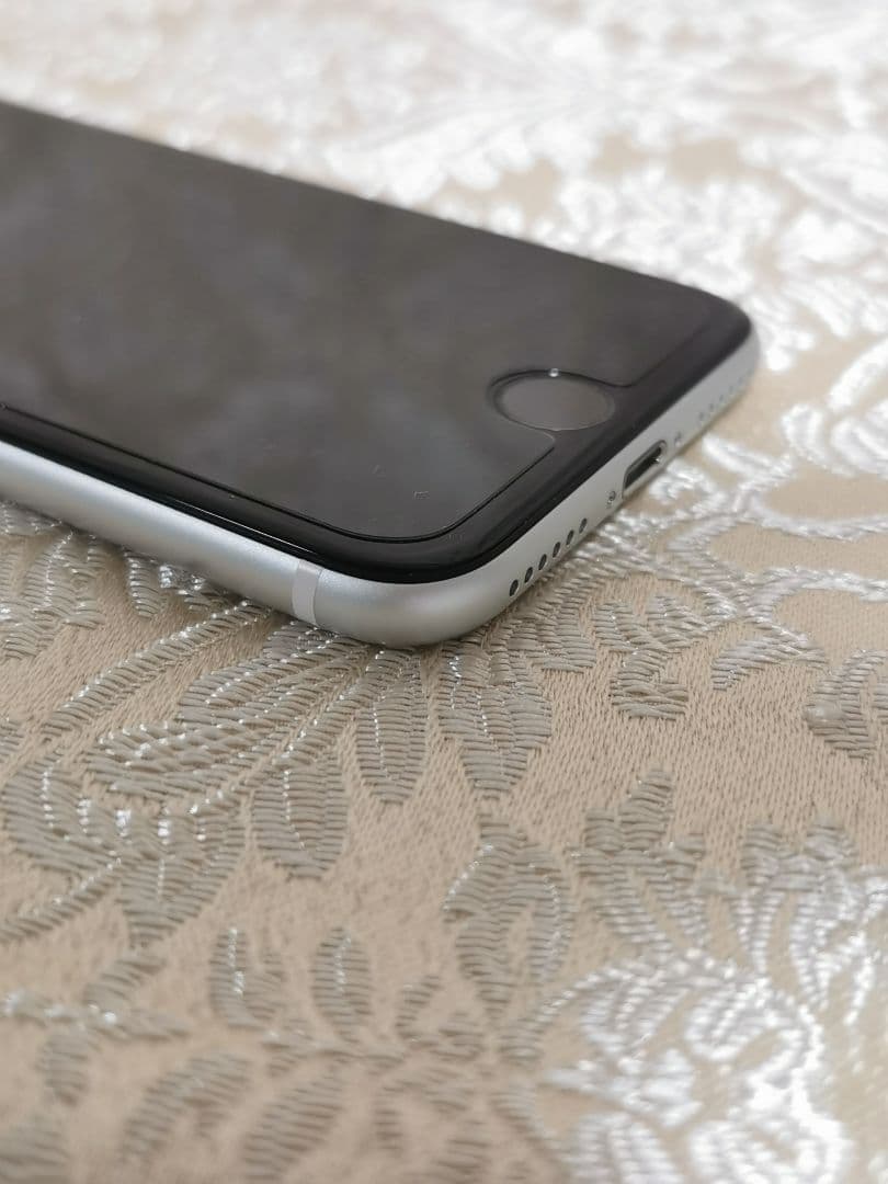 iPhone SE 本体　a2296 64gb　シルバー　ホワイト