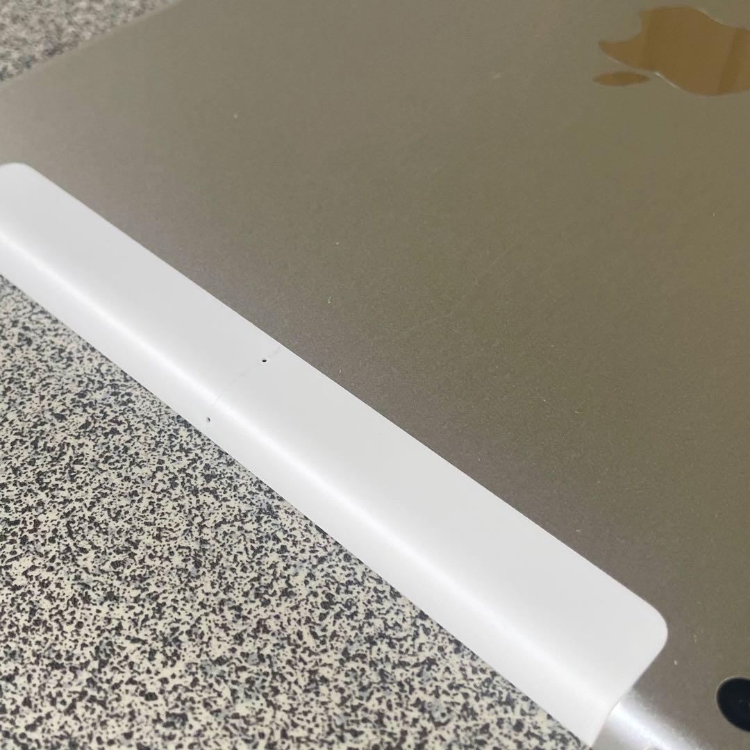 送料無料　F4 iPad 第6世代 シルバー 32GB Wi-Fi+cell