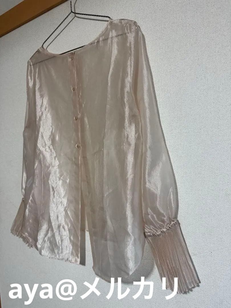 NOBLE パールシアープリーツカフスブラウス　ベージュ