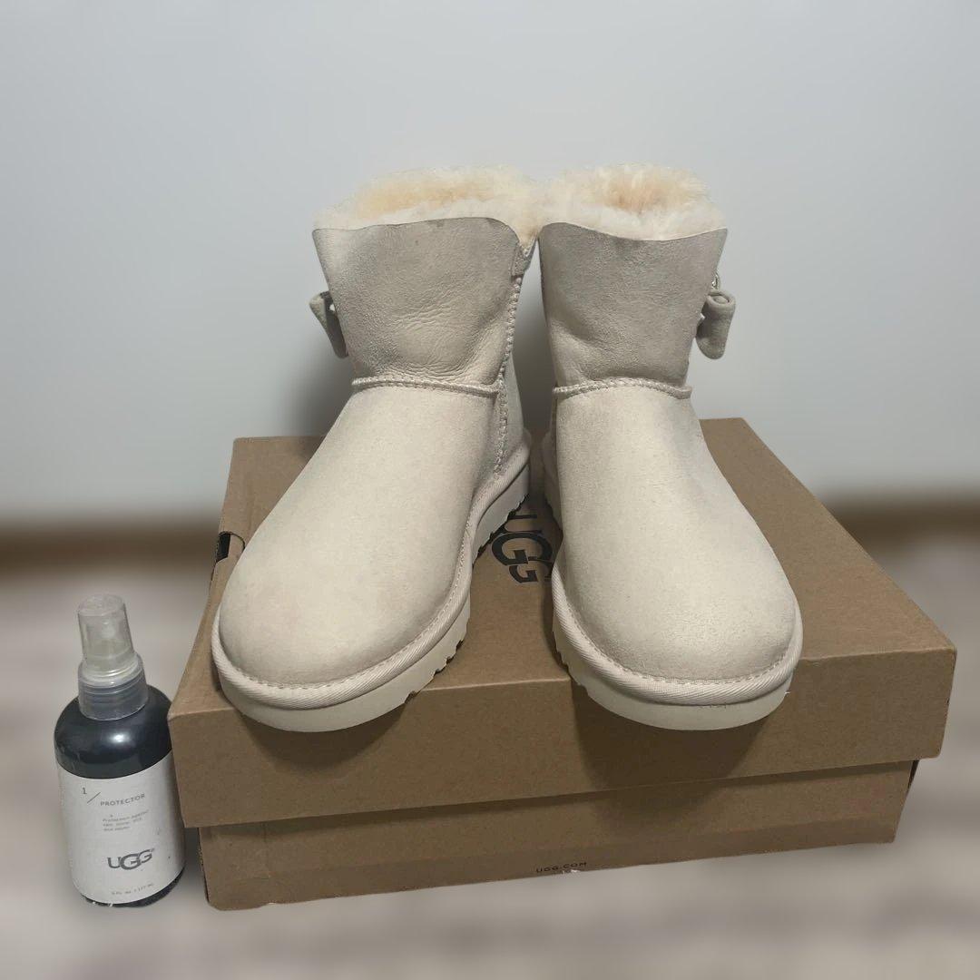 き*ん様 アグUGGホワイトリボンブーツファー24センチ新品未使用箱ありプロテク