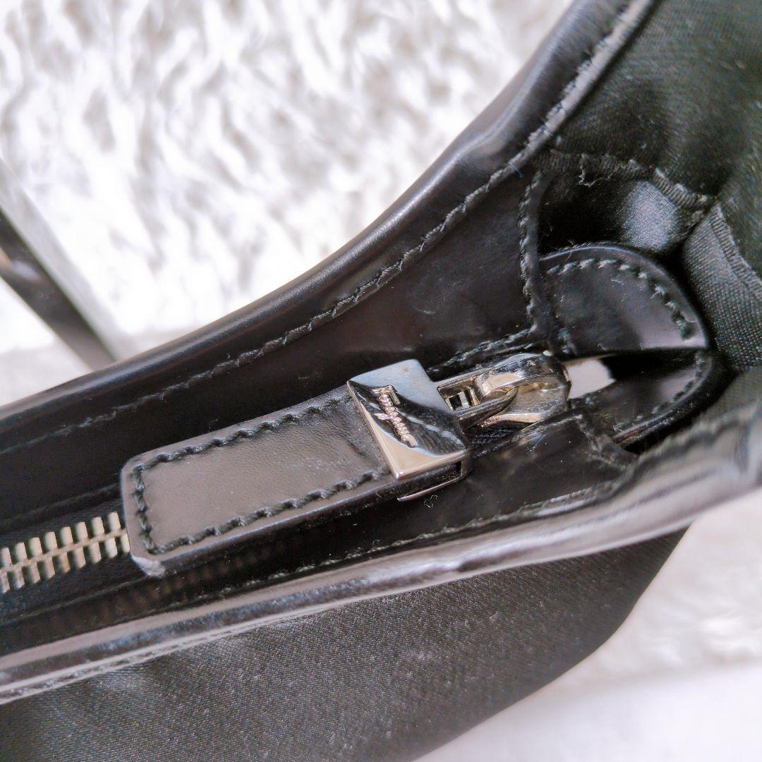 サルヴァトーレフェラガモ　ショルダーバッグ　ワンショルダー　ナイロン　ロゴ金具