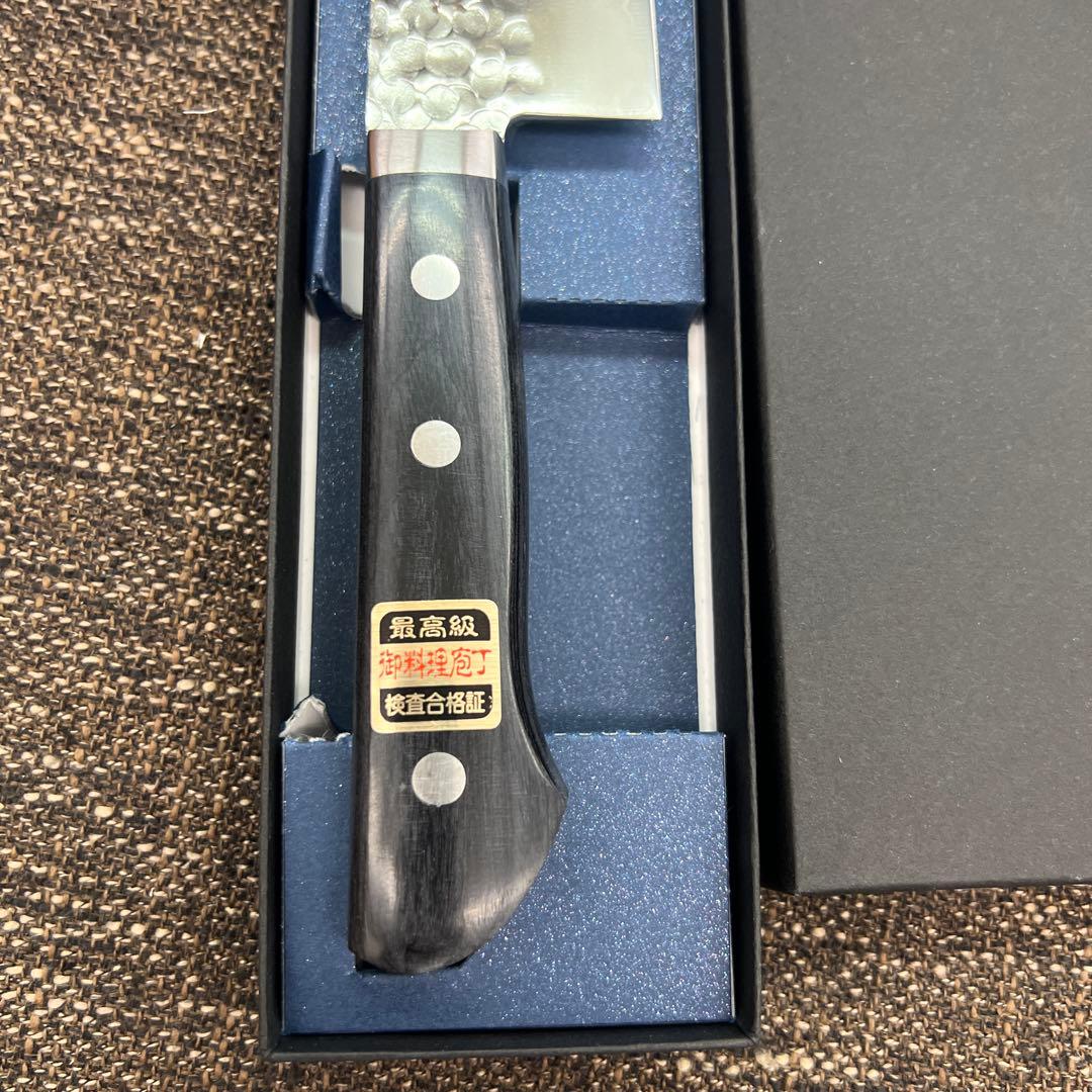 ★新品送料込★鎚目ステンレスゴールド鋼本割込三徳包丁165mm口金付黒柄