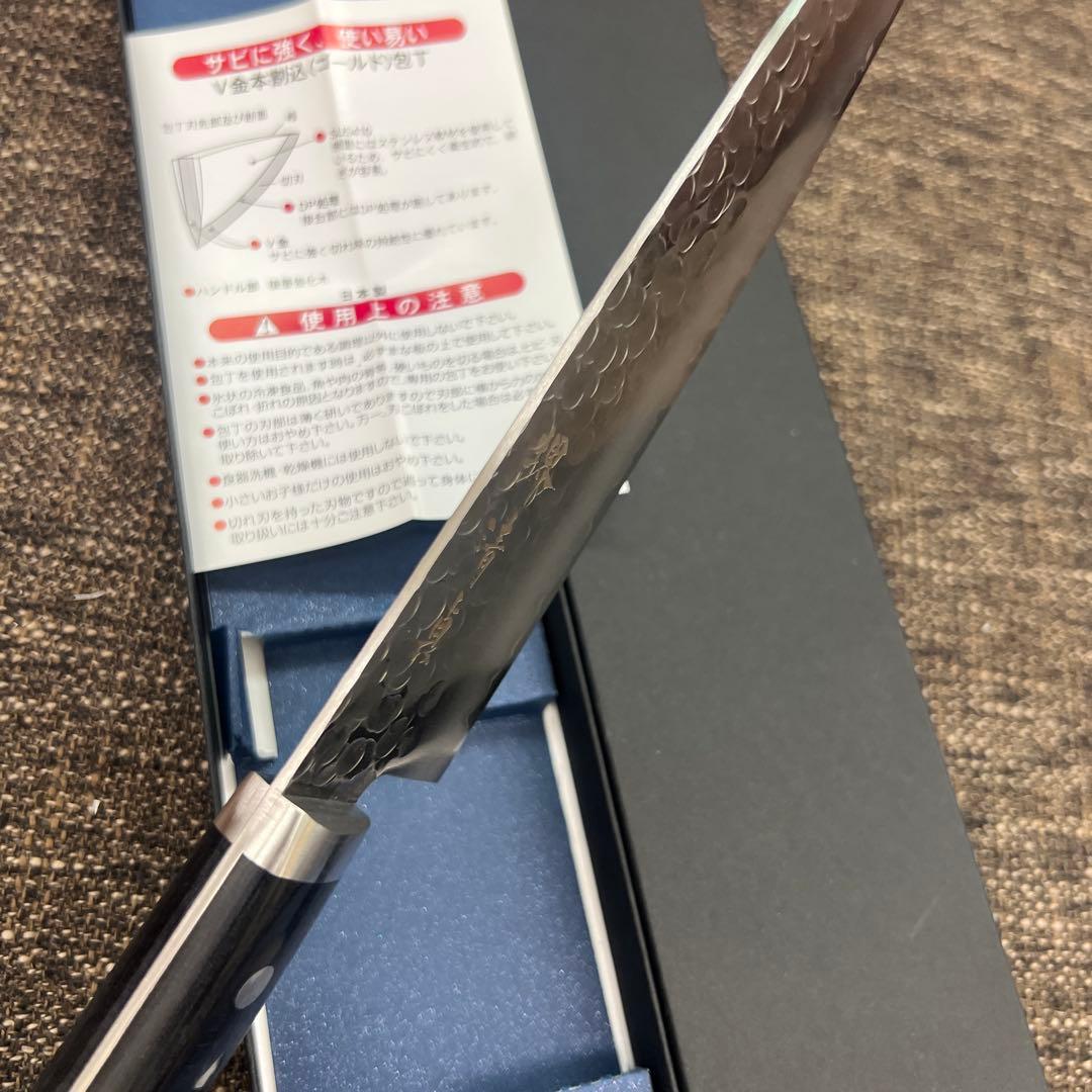 ★新品送料込★鎚目ステンレスゴールド鋼本割込三徳包丁165mm口金付黒柄