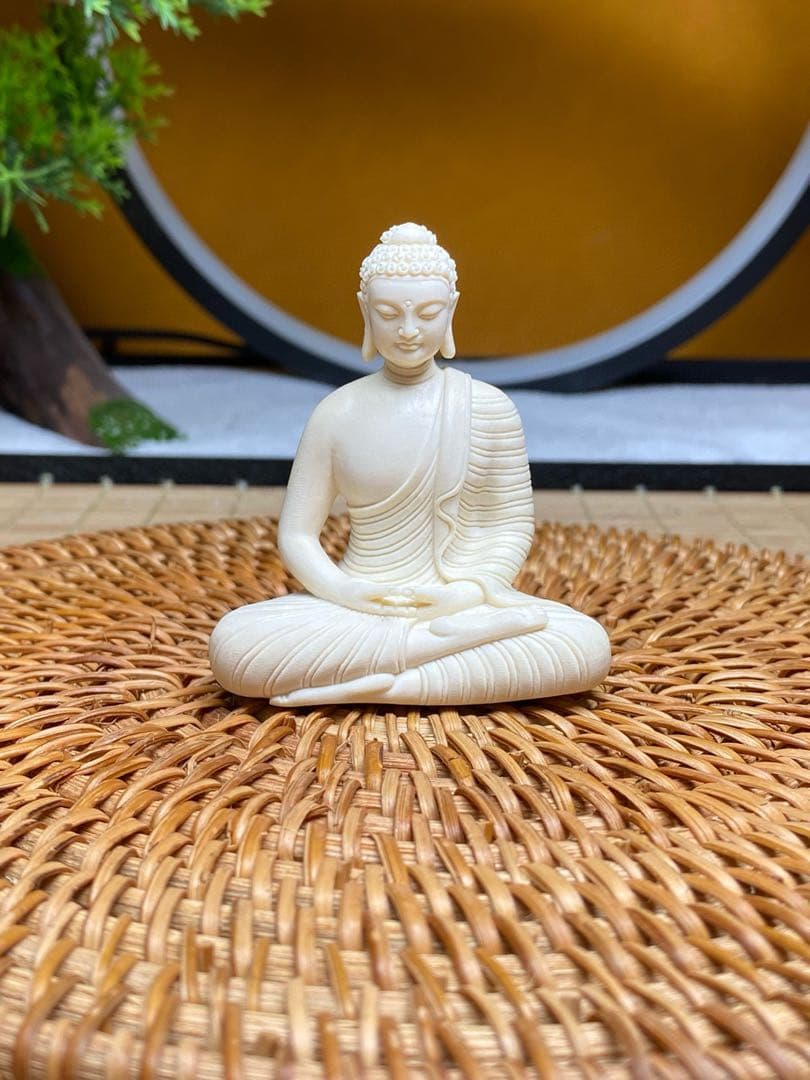 天然マンモス牙美しい手作り彫刻　釈迦牟尼　小さいな置物