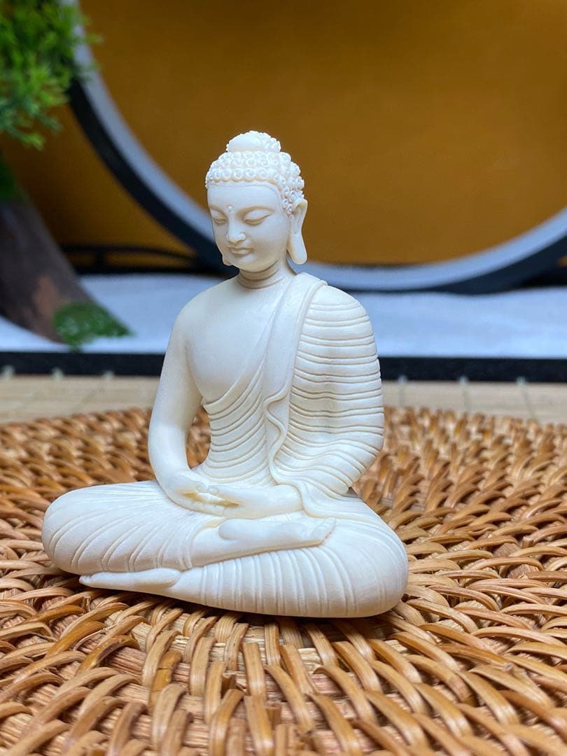 天然マンモス牙美しい手作り彫刻　釈迦牟尼　小さいな置物