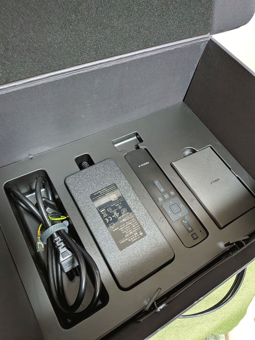 【中古】Anker Nebula Cosmos 三脚スタンド付き