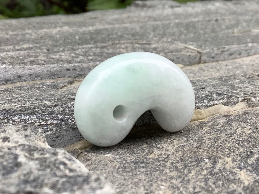 最低20万円以上の勾玉‼️御守り　糸魚川翡翠勾玉　商品に自信あり‼️鑑別書付本物を‼️