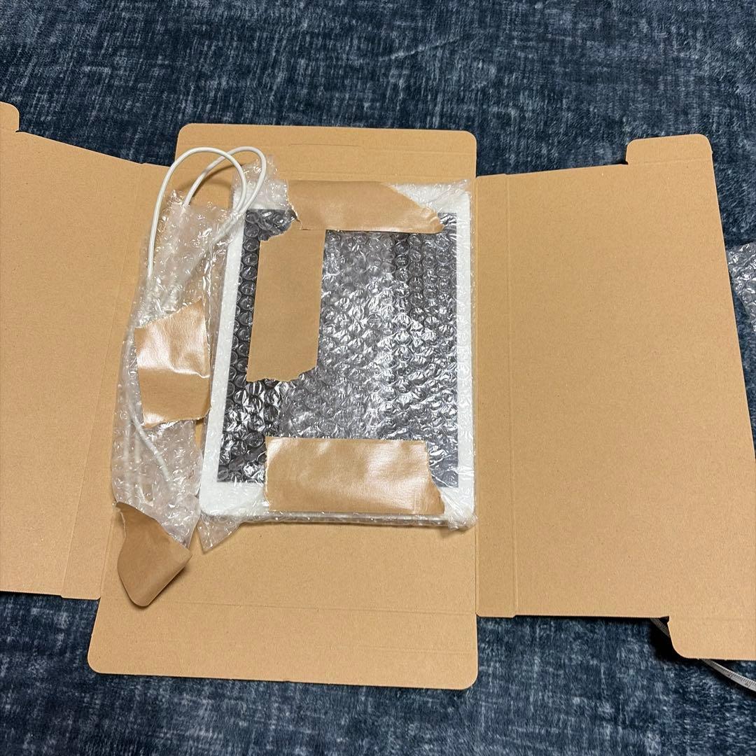 Apple iPad 第6世代　シルバー 本体　Lightningケーブル付き