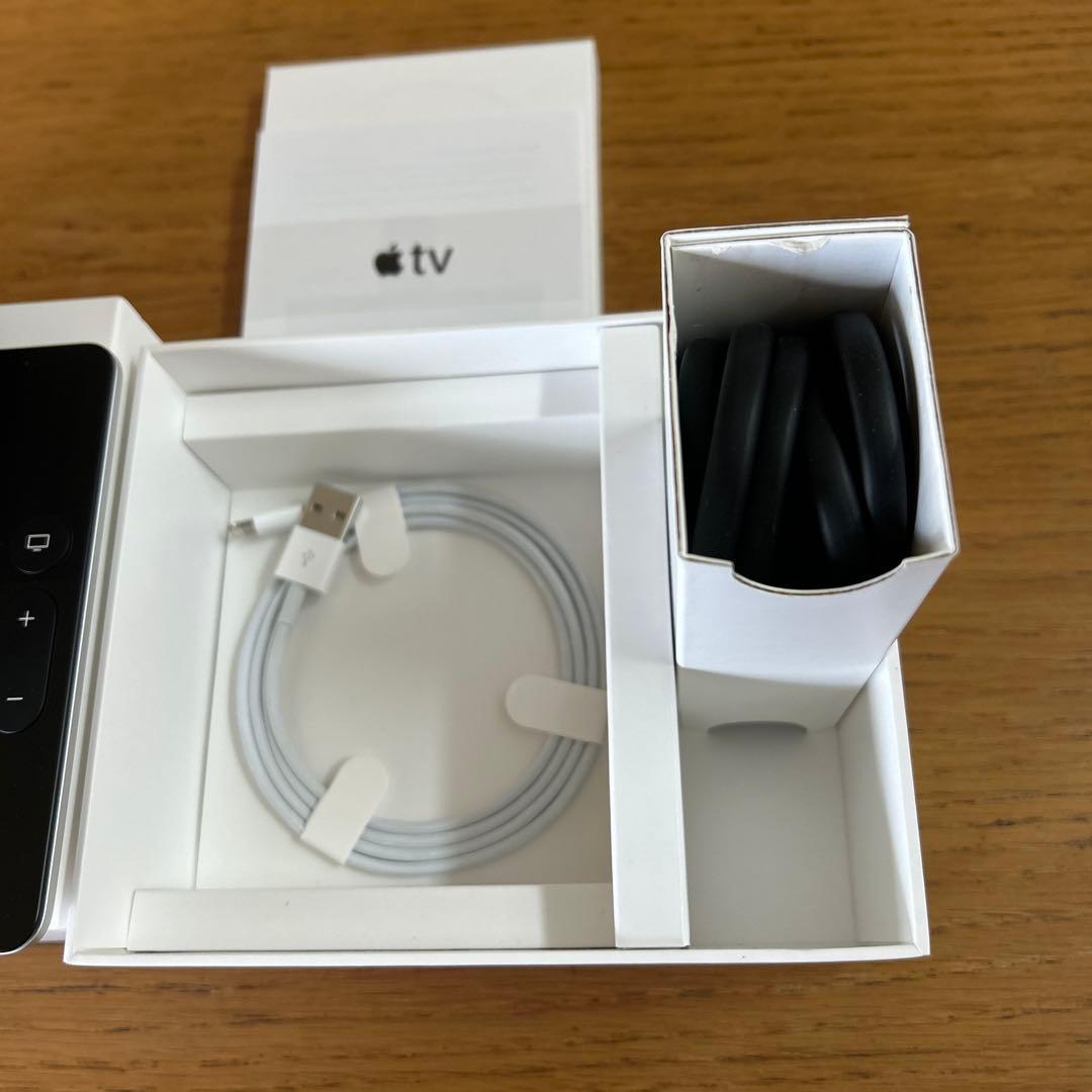 Apple TV 本体とリモコン、USBケーブル付き