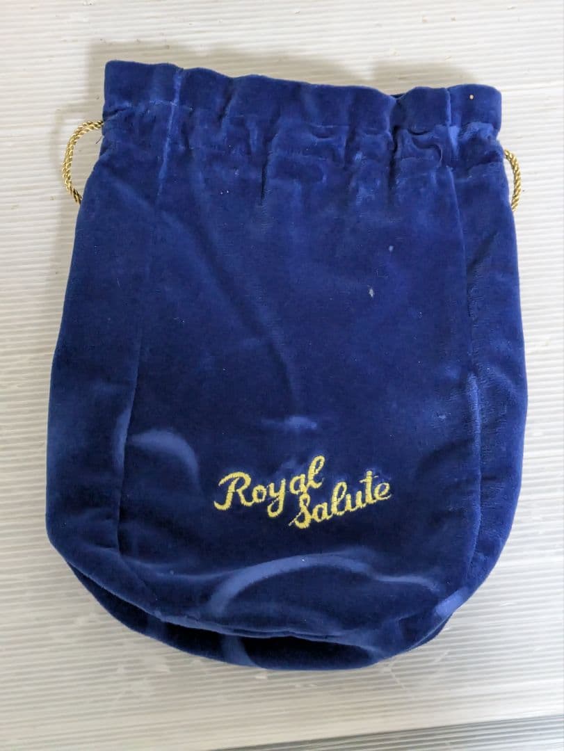 ロイヤルサルート 21年 青陶器ボトル 箱・巾着袋付き