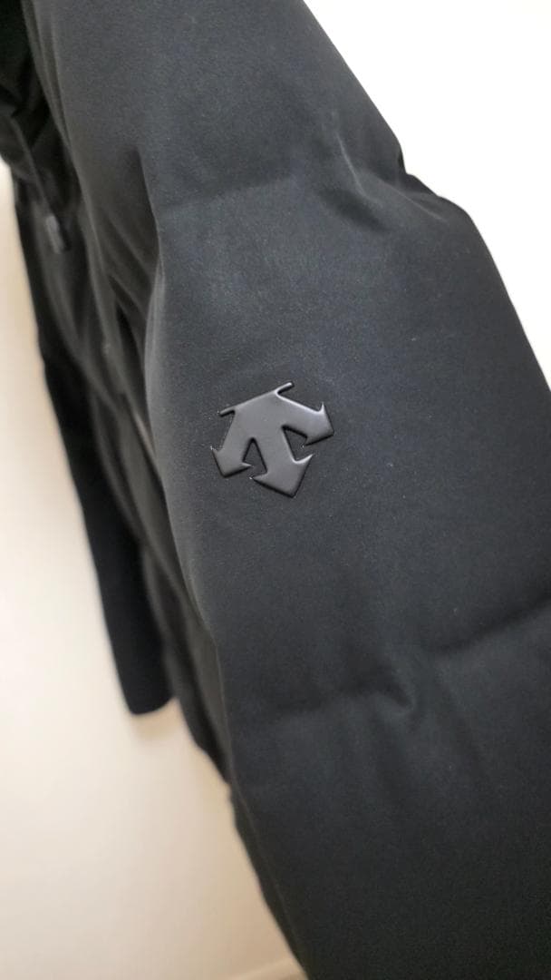 【お値下げ】DESCENTE　フード付きブラックダウンジャケット