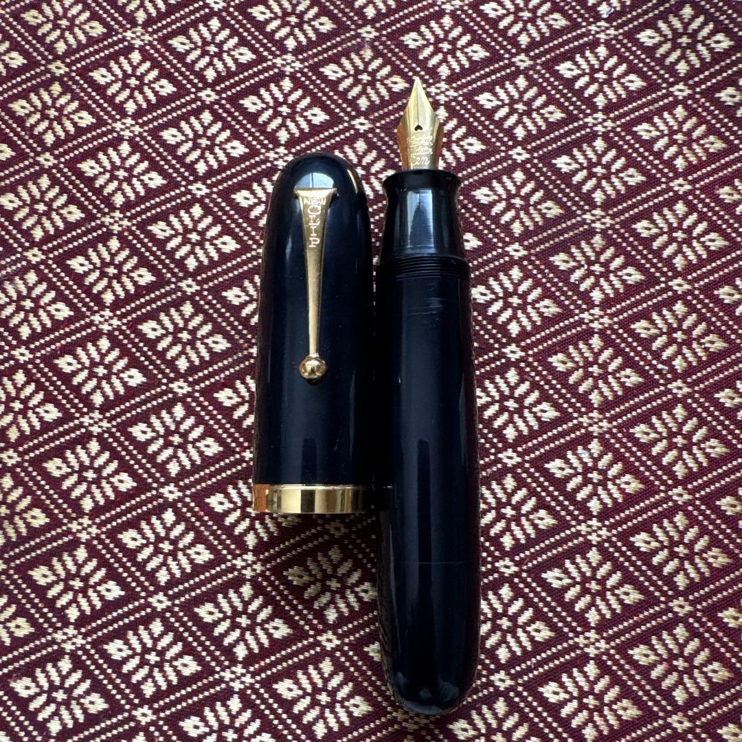 チタンペン先の黒い万年筆
