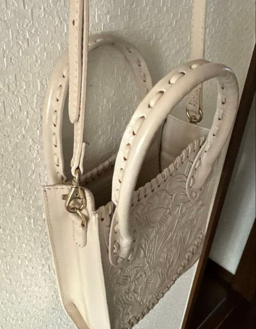 Carving Tribes エンボス花柄ショルダーバッグ