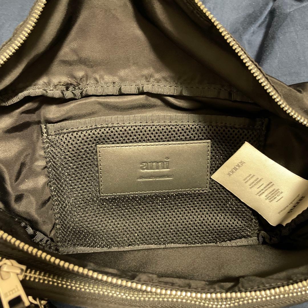ami ブラック ボディバッグ