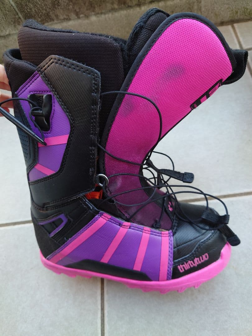 thirtytwo スノーボードブーツ 女性用 黒・ピンク・紫