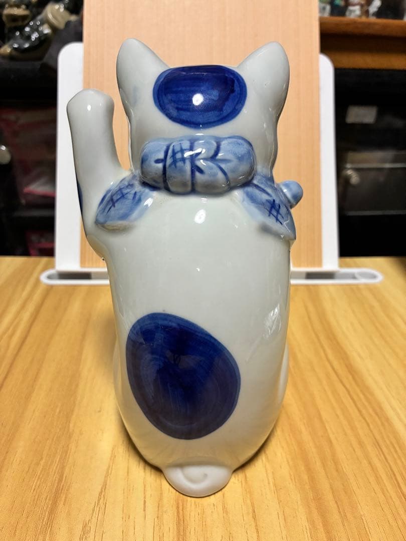 青白い陶器の招き猫