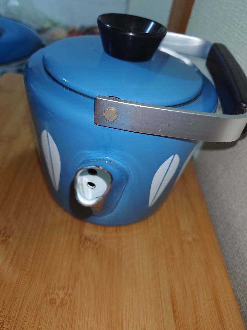 キャサリンホルム 青色のロータス模様のケトル