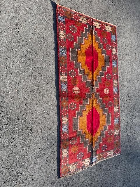 アンティークカフカズデザインのアフガニスタンバルーチラグ 187x103 cm