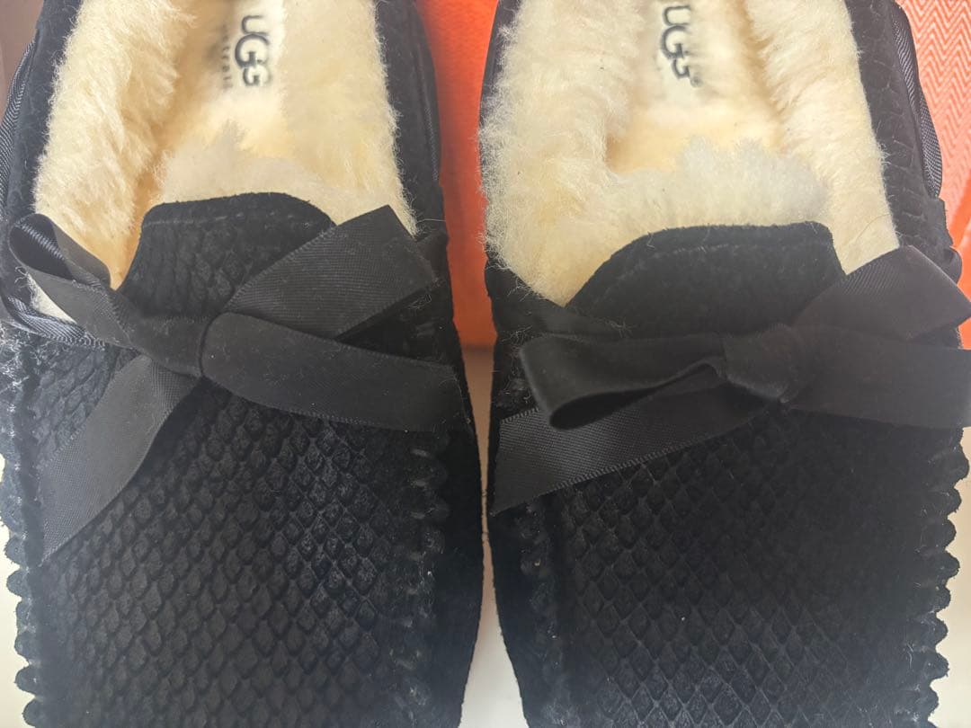 ★UGG 黒リボン付きモカシン★新品未使用