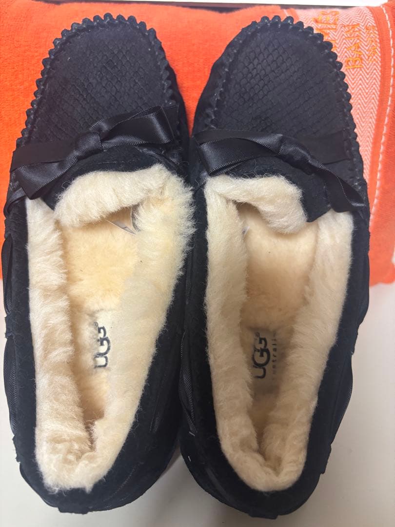 ★UGG 黒リボン付きモカシン★新品未使用