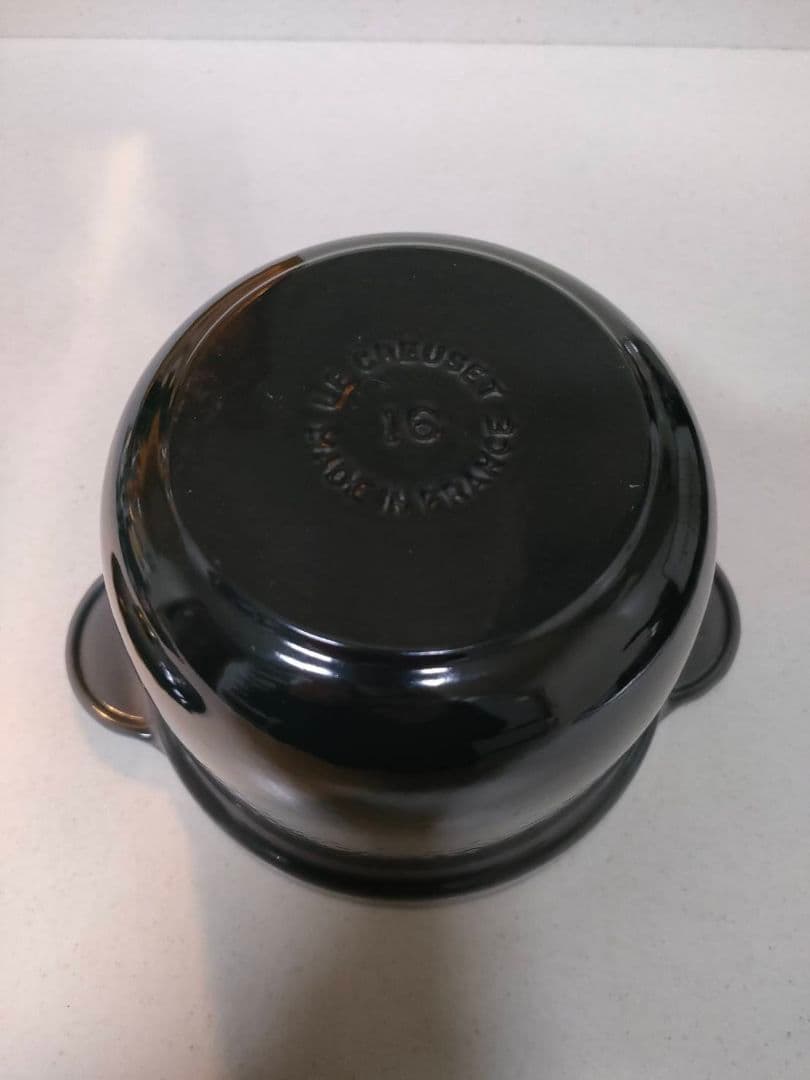 ルクルーゼ　ココットエブリィ　フリント　ゴールドツマミ　18cm