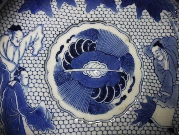 古伊万里(江戸期) 青華染付 花弁型賢人 唐草平皿【太明成化年製】