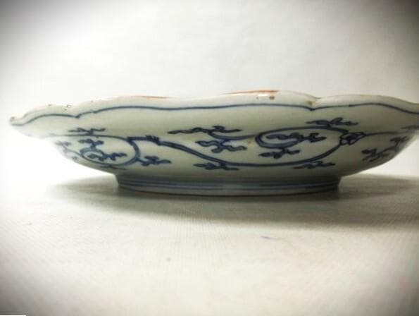 古伊万里(江戸期) 青華染付 花弁型賢人 唐草平皿【太明成化年製】